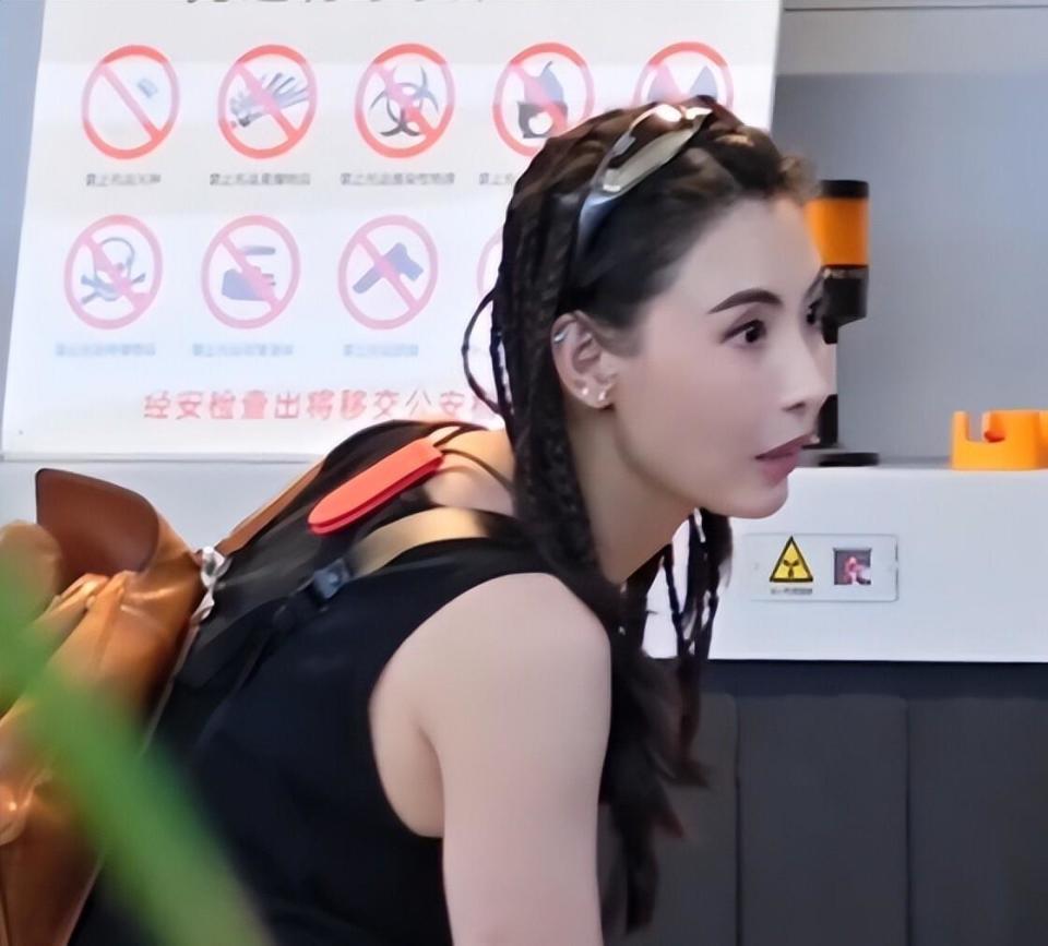 张柏芝参加一路繁花遇粉丝送千元衣服，老一辈艺人格局真大！封面图