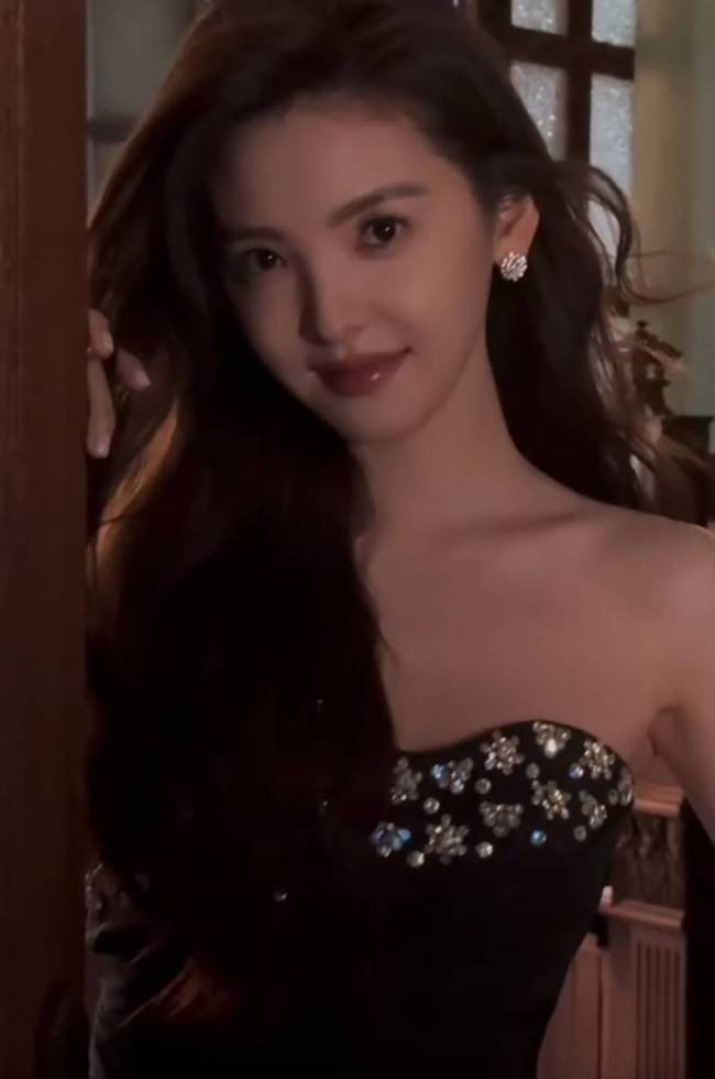 章若楠露背抹胸裙气质高贵 化身清纯公主温柔大方