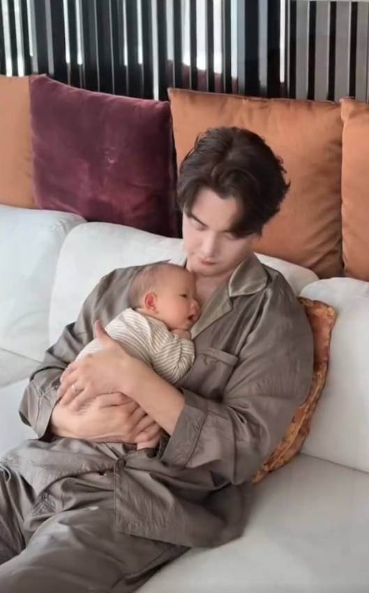 张檬首次公开儿子正面照，小五怀抱孩子尽显温柔父爱封面图