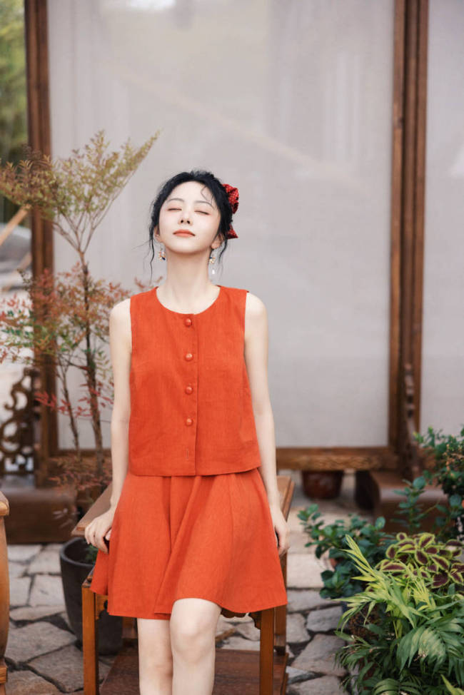 谭松韵穿红色连衣裙俏皮可爱 眼神明亮气质温婉