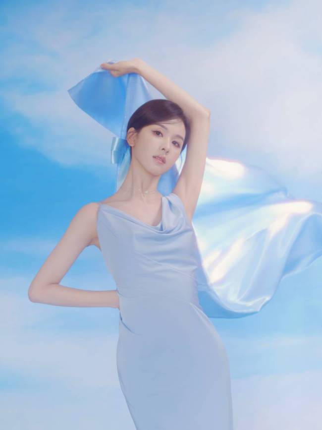 陈都灵穿淡蓝缎面长裙 戴大蝴蝶结发饰姿态娇俏