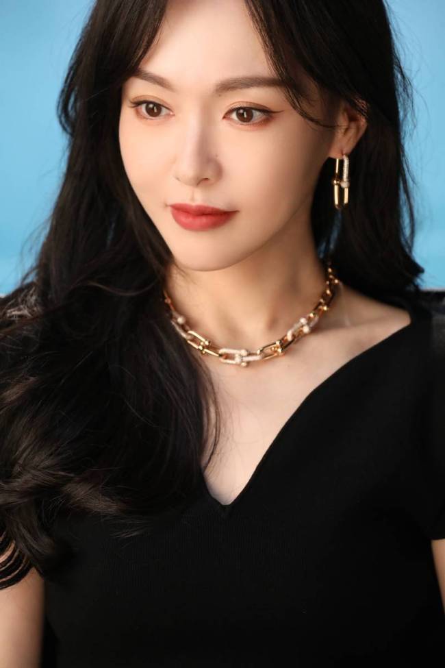 唐嫣身穿黑色V领裙 红唇优雅尽显御姐气质