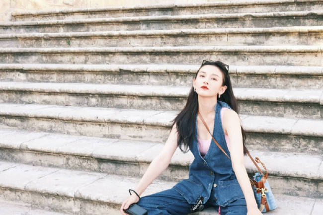 宋祖儿穿粉色吊带身材超好 红唇黑发笑容明媚