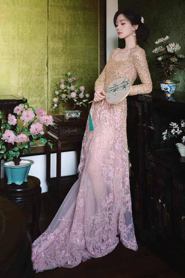 刘诗诗穿金粉刺绣裙美如画，东方古典风情诠释优雅迷人气质