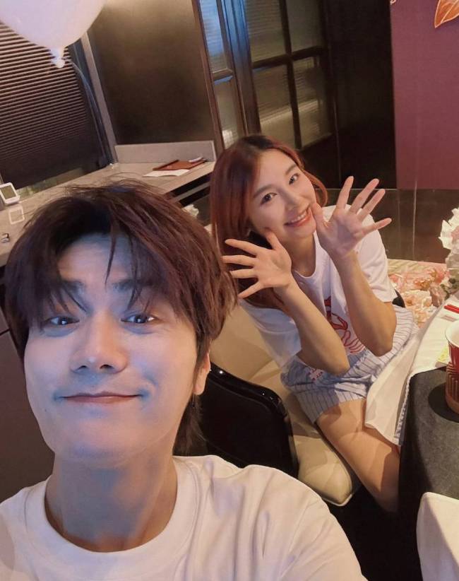 陆虎晒合照庆祝与嘘嘘10周年 烟花下亲吻好甜蜜