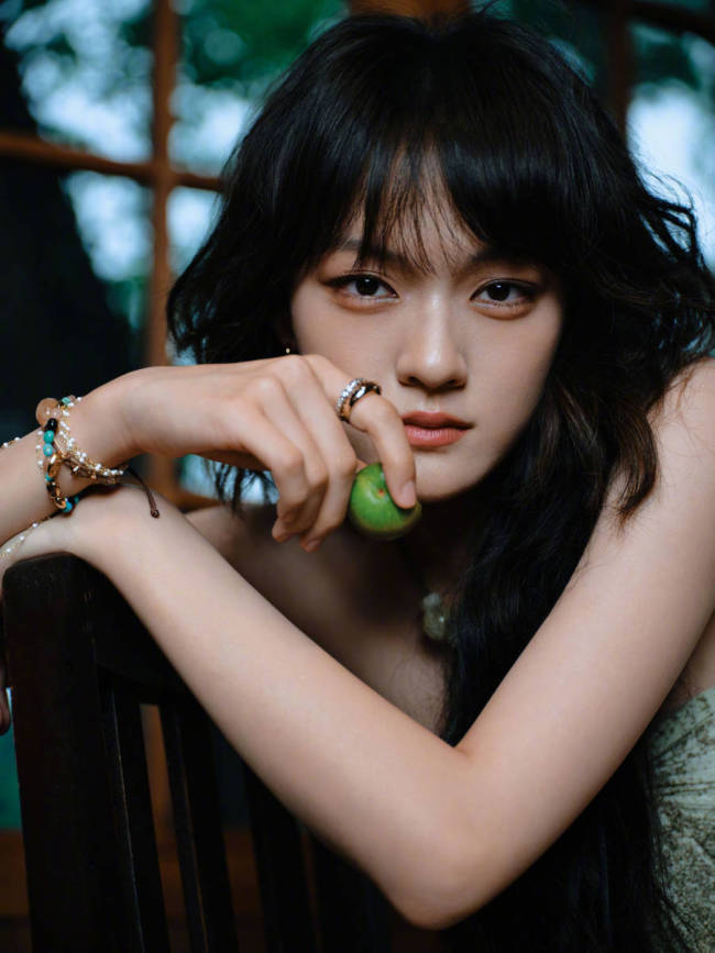 文淇穿印花串珠裙搭配长卷发 气质清冷文艺范十足