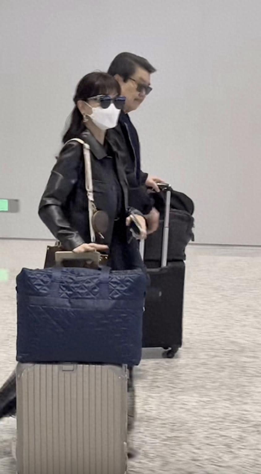 赵雅芝三代同堂现身机场，45岁次子携女儿罕露脸，与继父相处融洽封面图