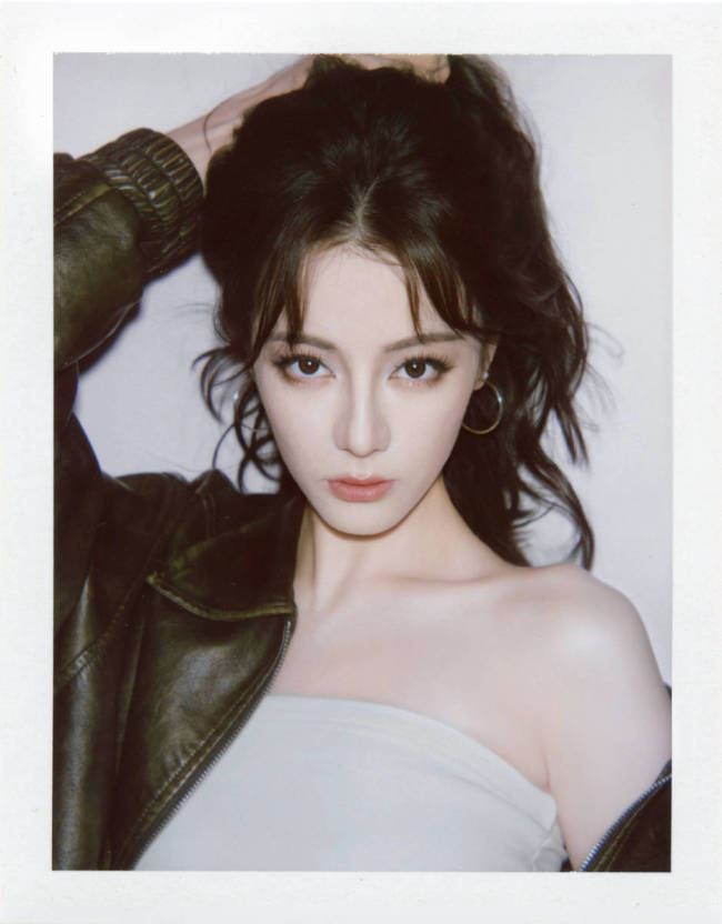 迪丽热巴身穿抹胸裙配皮衣 拍摄撕拉片摩登时尚