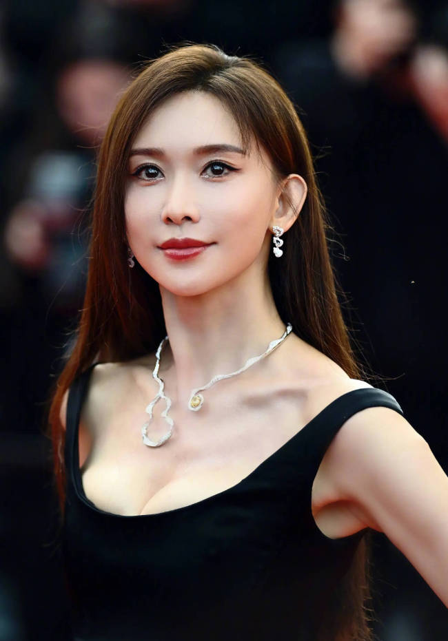 林志玲回应北影节红毯缩脖子：真的太久没当明星了