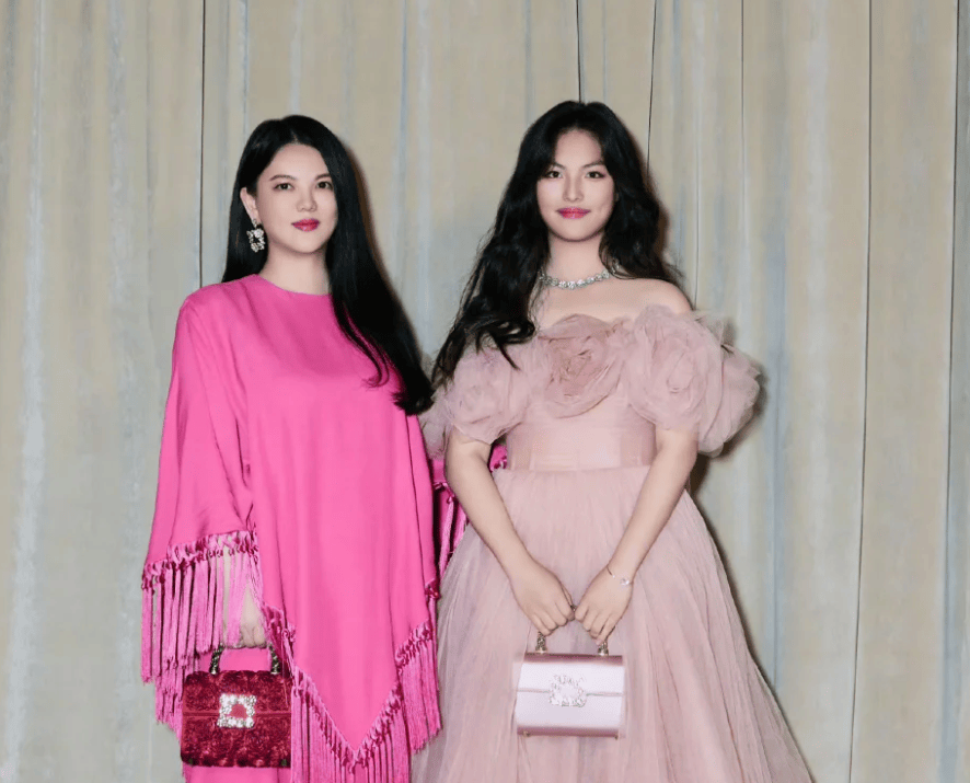 太尴尬！李湘晒图暴露王诗龄背后蛐蛐周也，被发现后连忙上线删除封面图