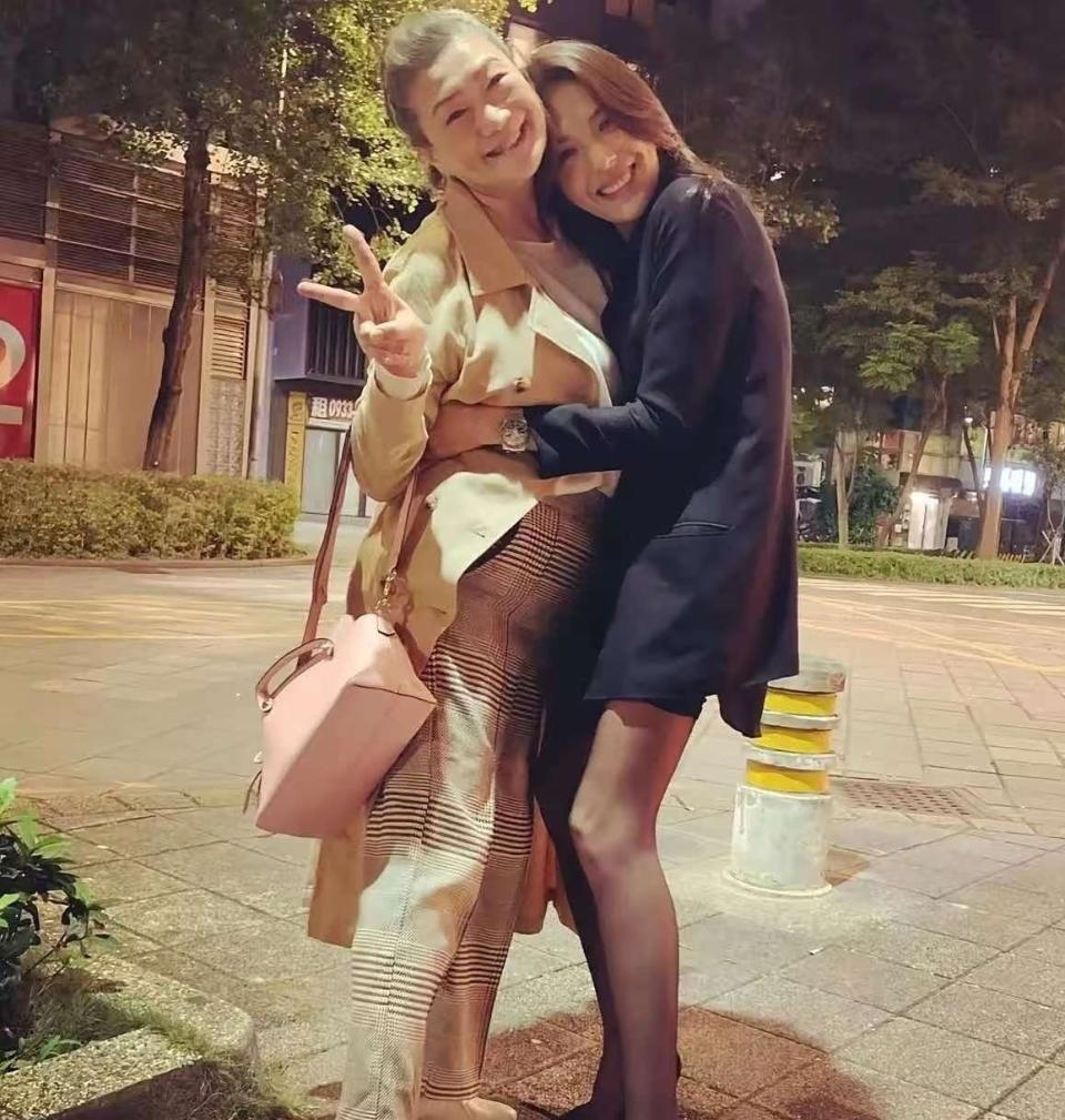 萧敬腾林有慧晒与许玮甯妈妈合照 母女都是大美人 萧敬腾越来越姨化封面图