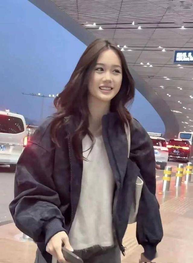 钟丽缇两女儿同框机场：15岁考拉身高超170，姐妹同框谁更吸睛？封面图