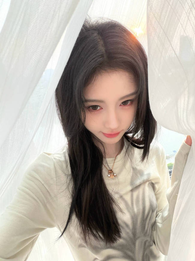 鞠婧祎晒日常随拍清纯温婉 回眸浅笑少女感十足