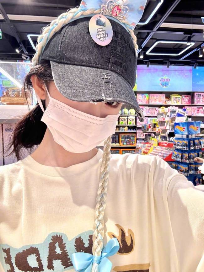 鞠婧祎晒日常随拍清纯温婉 回眸浅笑少女感十足