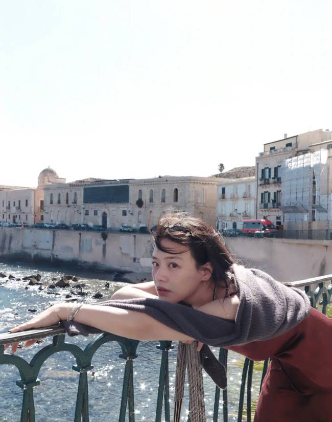 马思纯更新海边美照！穿吊带裙吹海风状态松弛惬意