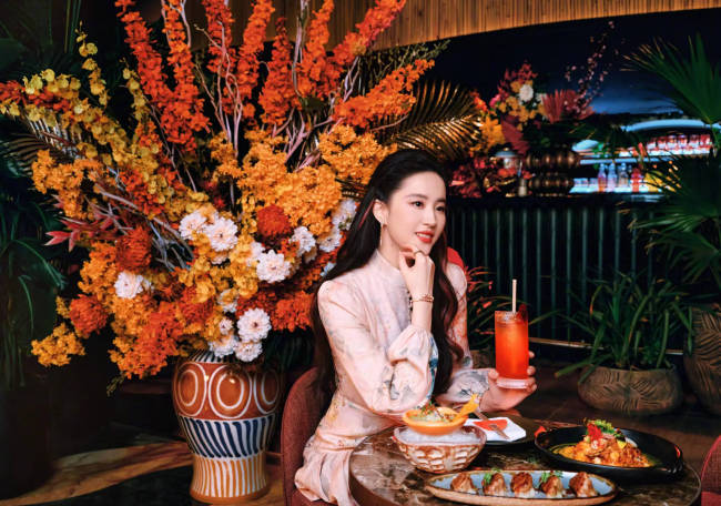 刘亦菲阿布扎比感受夕阳 品尝阿拉伯美食心情大好