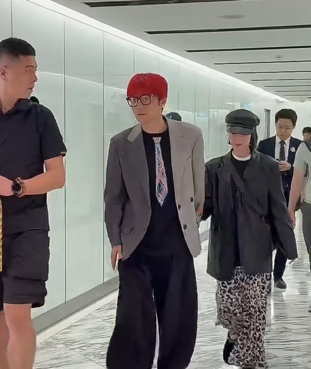 李荣浩杨丞琳悉尼又被偶遇，2人牵手秀恩爱，杨丞琳特别小鸟依人封面图