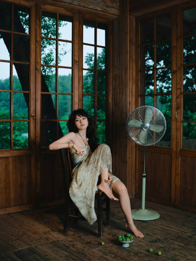 文淇穿印花串珠裙搭配长卷发 气质清冷文艺范十足