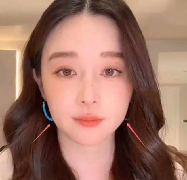 阚清子直播中官宣自己怀孕 此前数次传已经怀孕