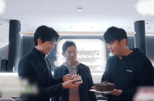 林俊杰王俊凯帮周杰伦庆生 网友：完全是三厨狂喜
