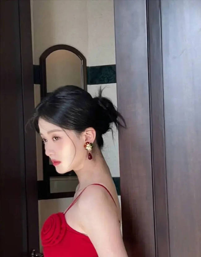 乔欣穿深V长裙婀娜多姿 好似一朵娇艳红玫瑰