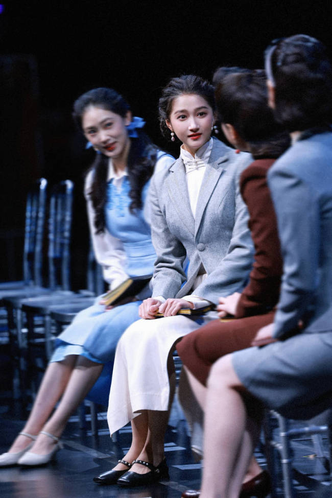 关晓彤话剧舞台照曝光！盘发造型温婉迷人气质佳