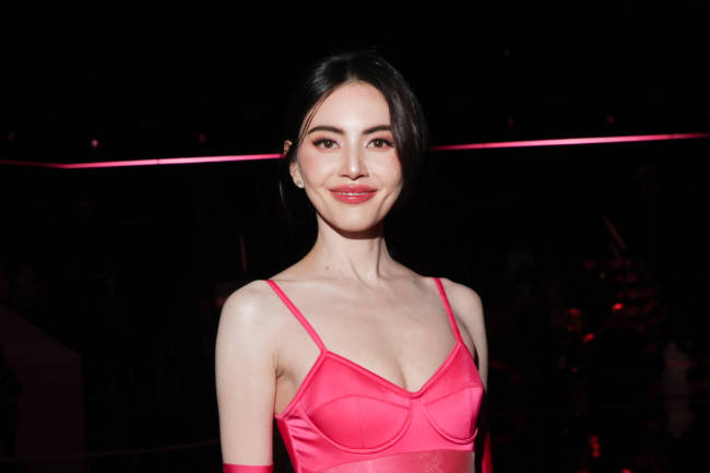 泰国女星MAI观看维密秀 穿荧光粉紧身衣秀出好身材