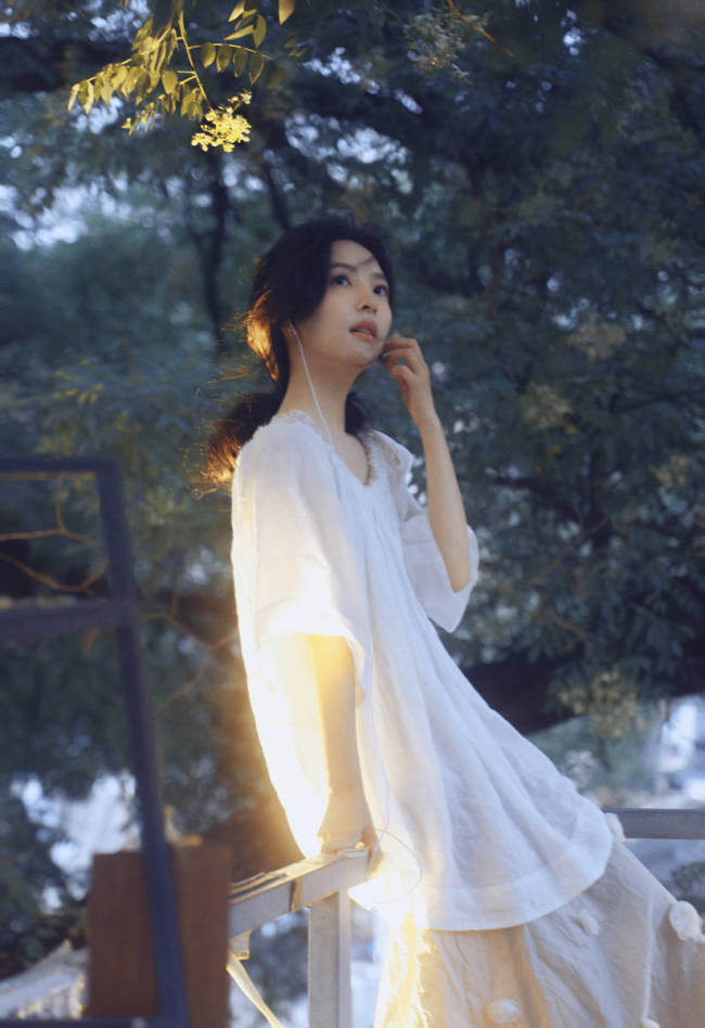 章若楠穿白裙化身港风女郎 夕阳下漫步清纯又温柔