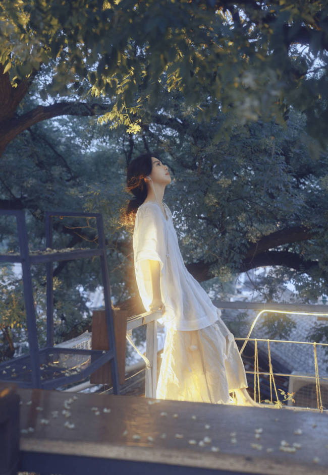 章若楠穿白裙化身港风女郎 夕阳下漫步清纯又温柔