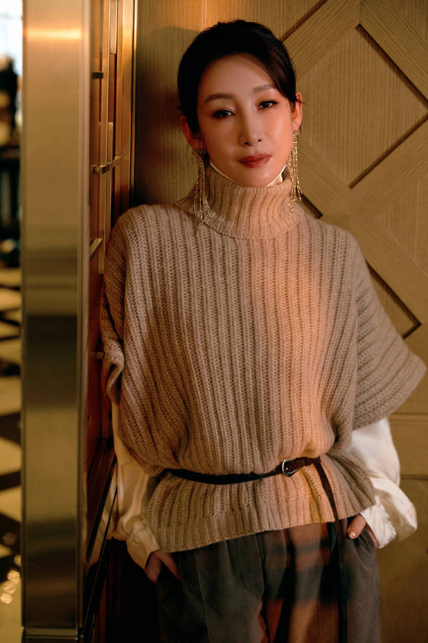 秦海璐身着羊绒针织衫保暖时髦 灿烂笑容尽显优雅知性封面图