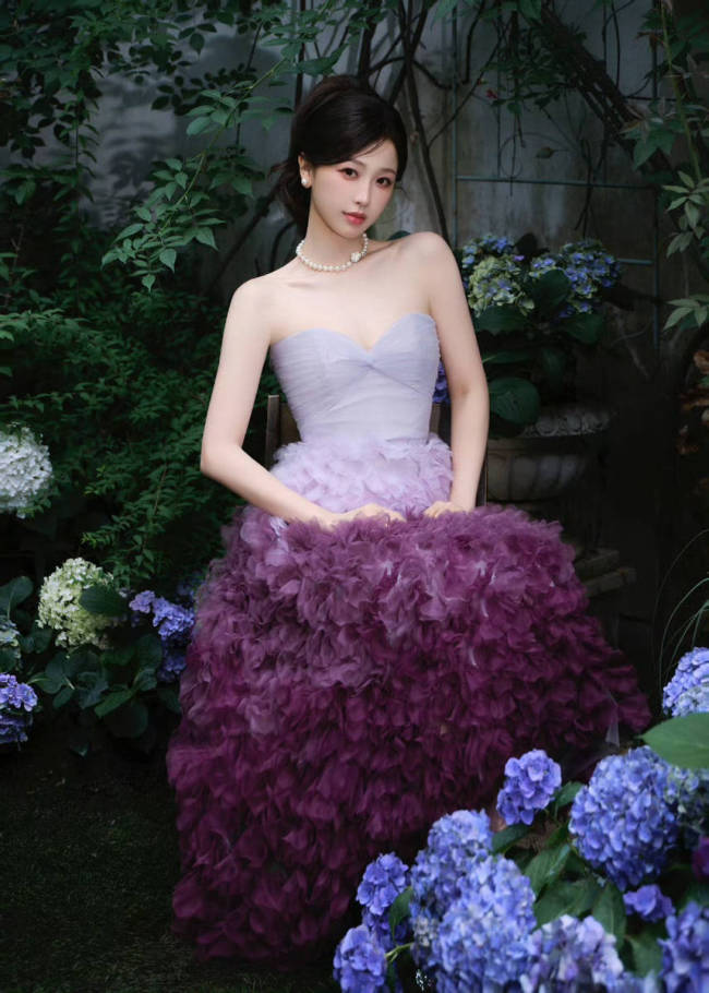 虞书欣身穿紫色渐层礼服 宛如玫瑰明媚亦优雅