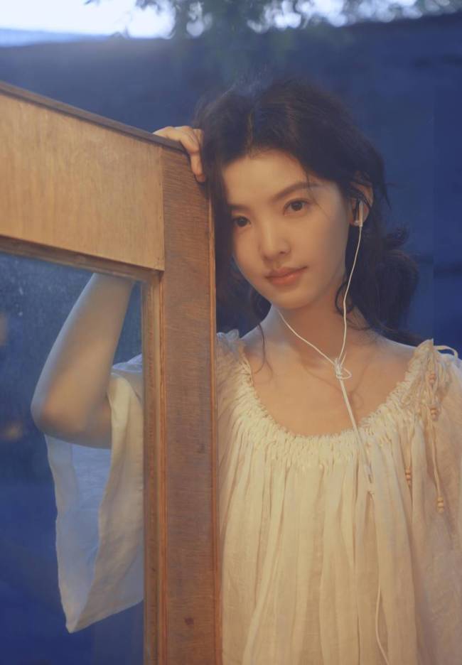 章若楠穿白裙化身港风女郎 夕阳下漫步清纯又温柔