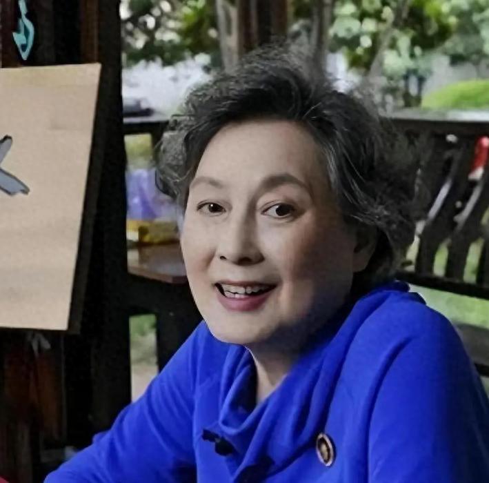 她被一张照片“踹”进演艺圈，和丈夫恩爱66年，71岁不幸患脑梗封面图