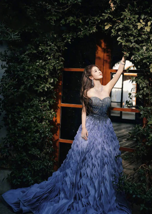 白鹿抹胸礼服大秀香肩 纯欲风眼神杀诠释高级魅惑封面图