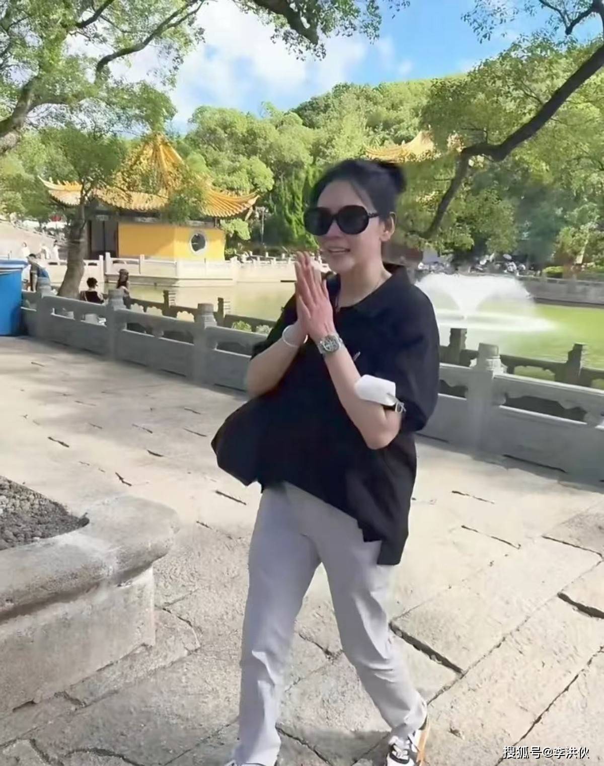 岁月从不败美人，57岁邱淑贞现身普陀山，身材苗条双腿细长状态好封面图