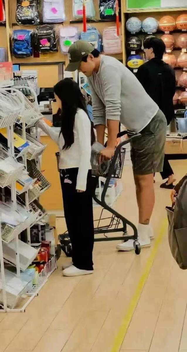 高云翔带小酒窝爬山 父女俩手牵手画面温馨有爱