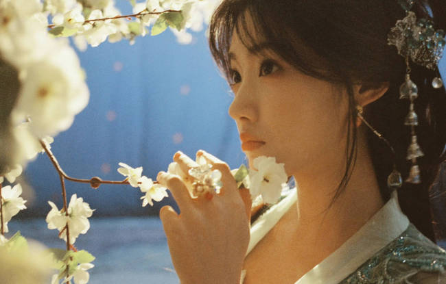 卢昱晓分享和侯明昊合照 两人站在花下氛围感十足