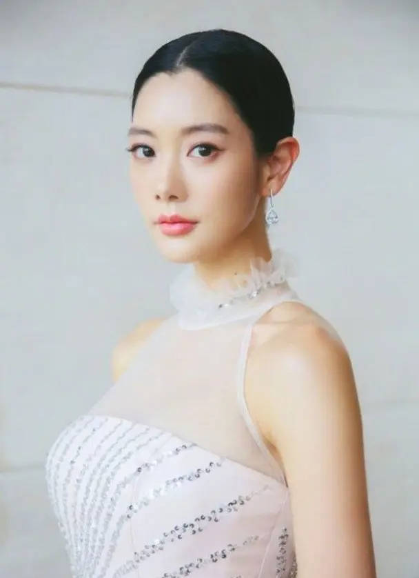 克拉拉官宣离婚 两人于去年8月完成离婚程序