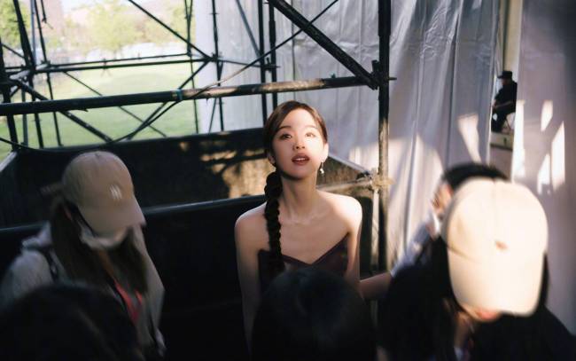 陈都灵穿抹胸礼裙身材纤细 麻花辫在阳光下好明媚