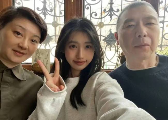 冯小刚养女高中毕业!徐帆美国陪女儿参加毕业典礼