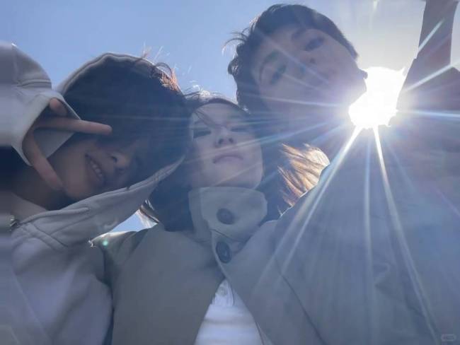 李兰迪邱天木克热木草原合照 三人贴贴秀超甜友情