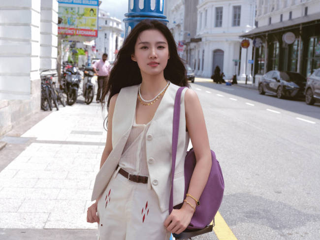 卢昱晓机场遇“咸猪手”？被陌生男子拍打头部