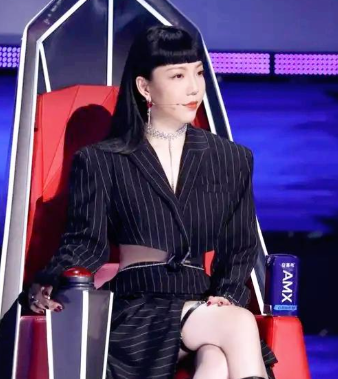 顶流明星吴莫愁，如今竟沦落到在县城接商演，她是怎么走到这一步的？封面图