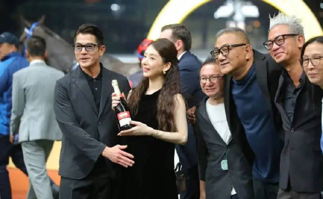 方媛挺孕肚陪老公看赛马 郭富城透露三胎预产期