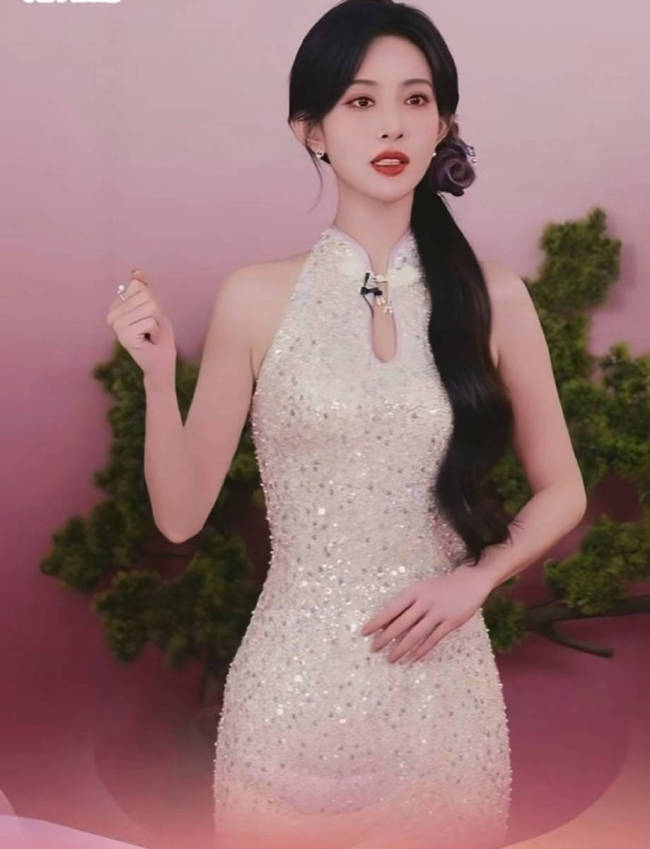 孟子义穿新中式旗袍温婉端庄 侧编发别致气质柔媚