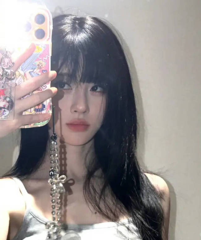 鞠婧祎抹胸配长裤休闲感十足 对镜自拍五官精致