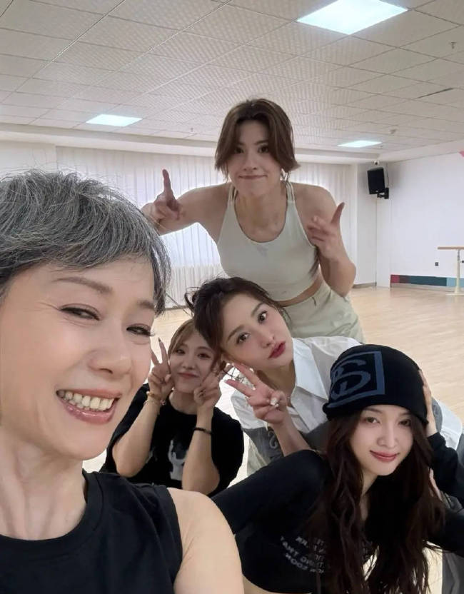 吴宣仪晒《看我72变》训练日常 五位姐姐对镜拍照