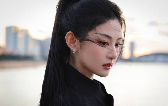 赵晴穿新中式黑裙高智感十足 手中拿箭英姿飒爽