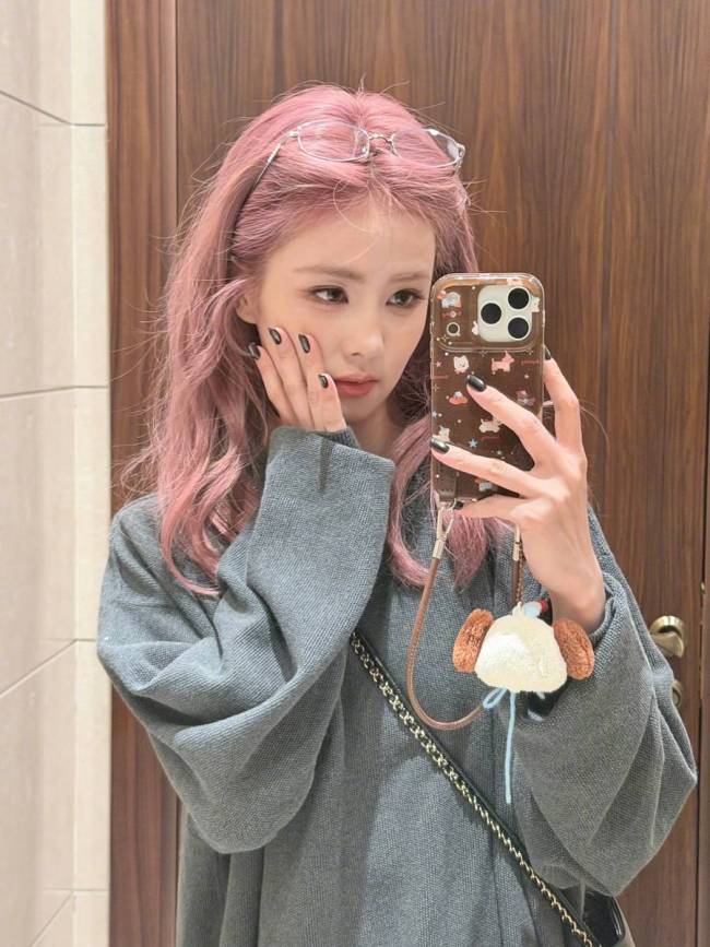 白鹿对镜自拍表情灵动娇憨 可爱比心娇俏又活泼