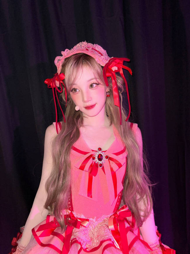 宋雨琦穿红色短裙表情娇憨灵动 肌肤白皙精致美丽